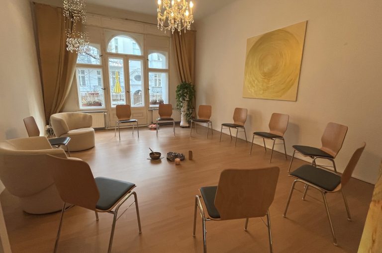 Weite der Natur Dramatischer Himmel über dem Ozean mit Wolken und spiegelndem Wasser.