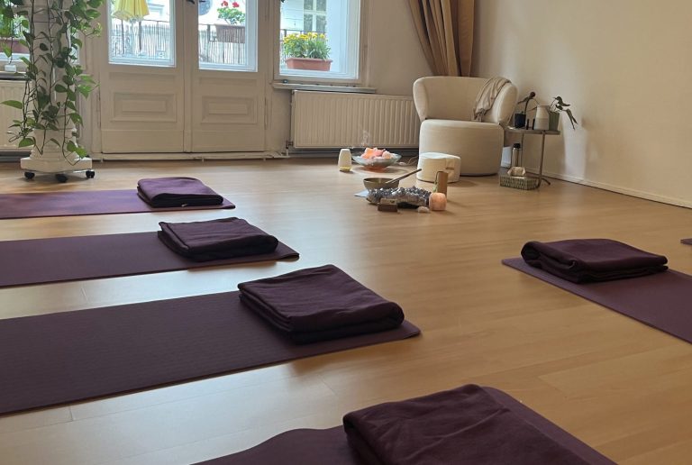 Gruppenraum Stille Yogastudio mit Matten und einem Sessel, Tageslicht von Fenstern.